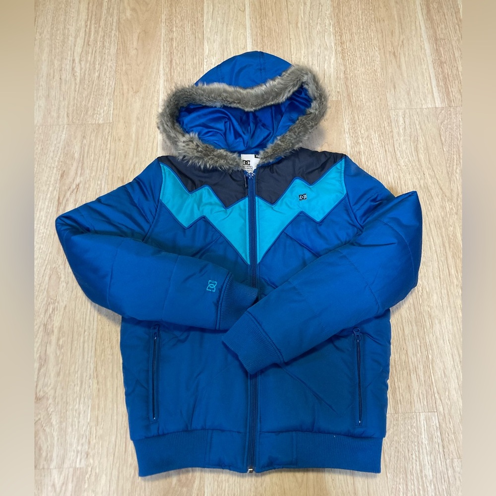 DC puffy Jacket with Faux Fur. Size M